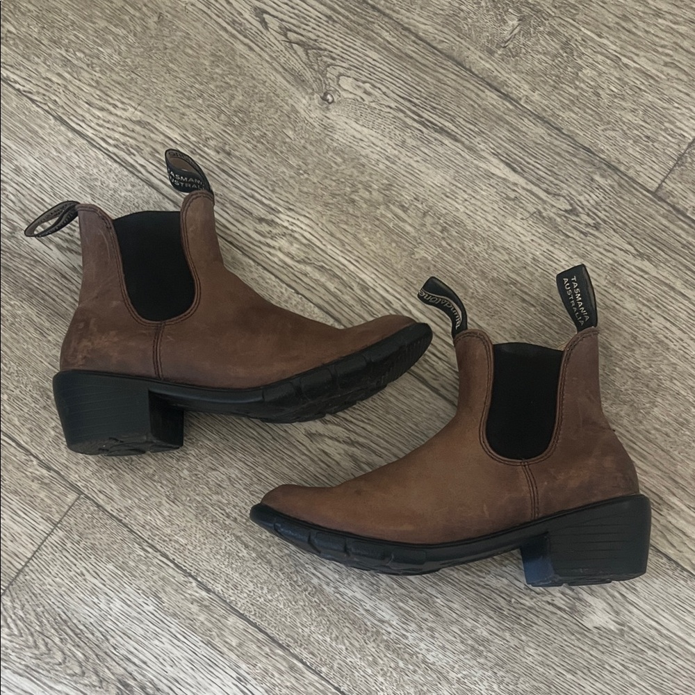 Womens Blundstone heeled boots
PLEASE READ